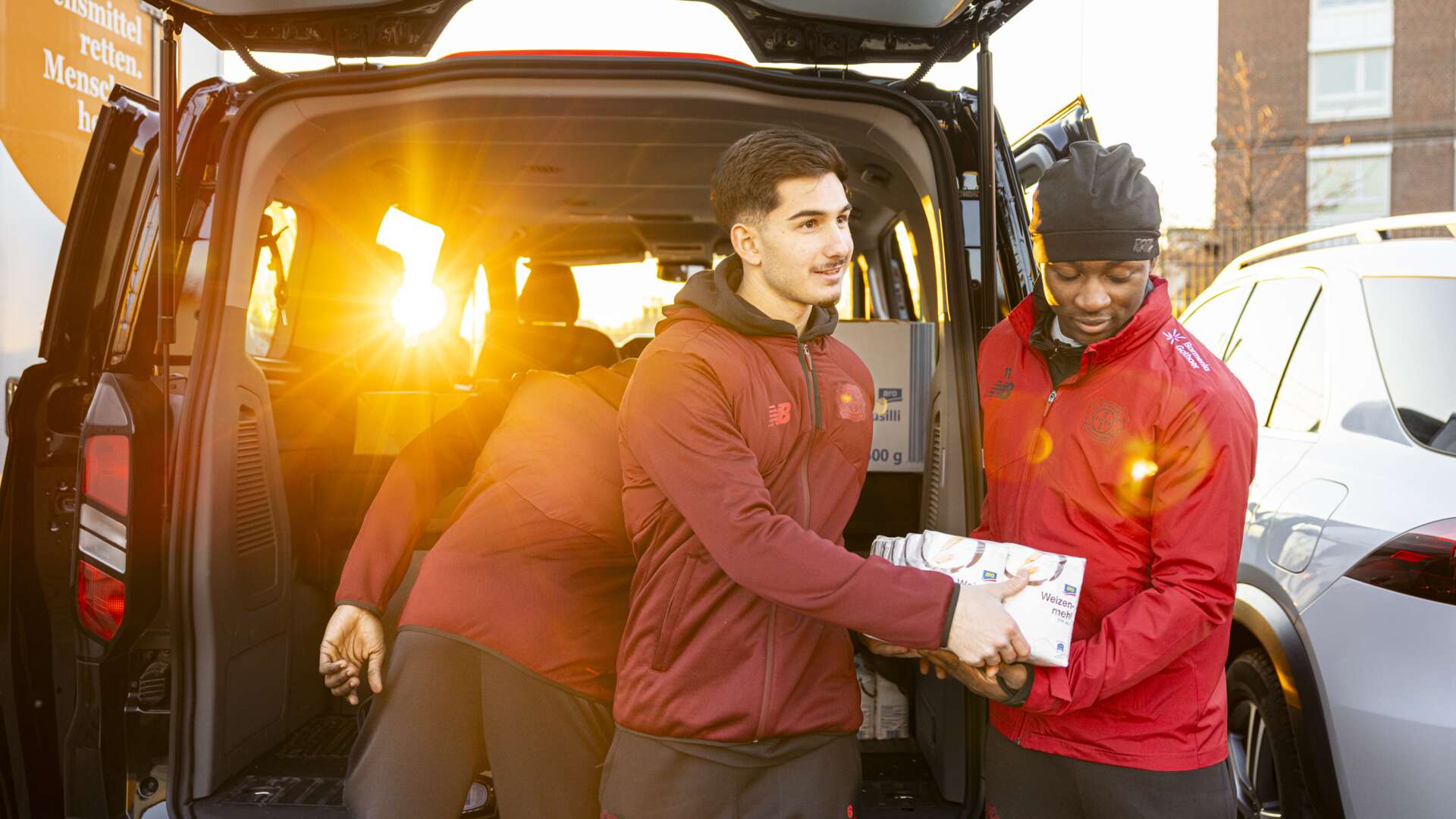 勒沃库森 U19 为当地食品银行捐款捐物